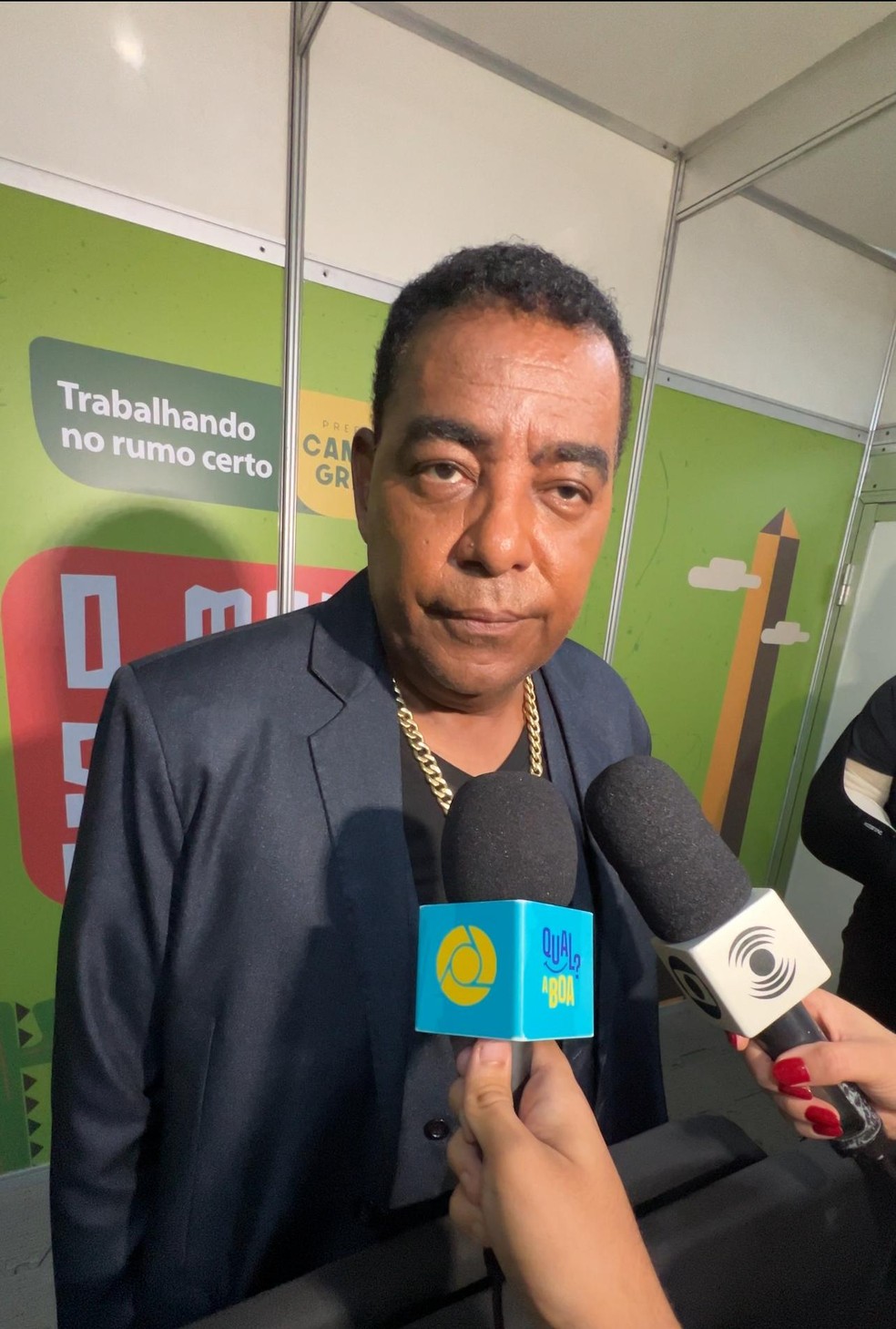 Vocalista Luiz Carlos, do Raça Negra, em entrevista ao g1 no São João 2025 de Campina Grande — Foto: Erickson Nogueira/g1
