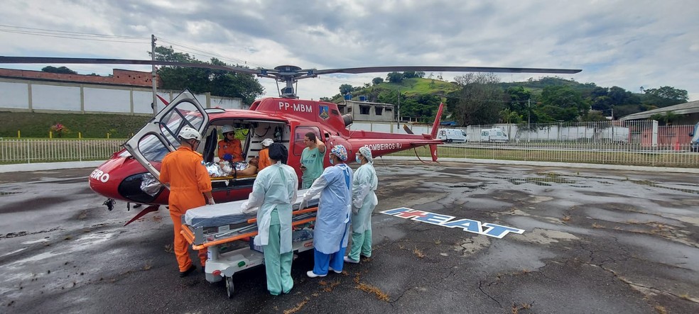 Um helicóptero do Corpo de Bombeiros foi utilizado no resgate da vítima em Saquarema — Foto: Divulgação
