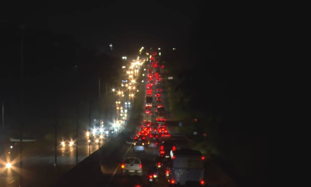 Trecho da BR-324 onde cratera se abriu volta a ser interditado e grande congestionamento é formado