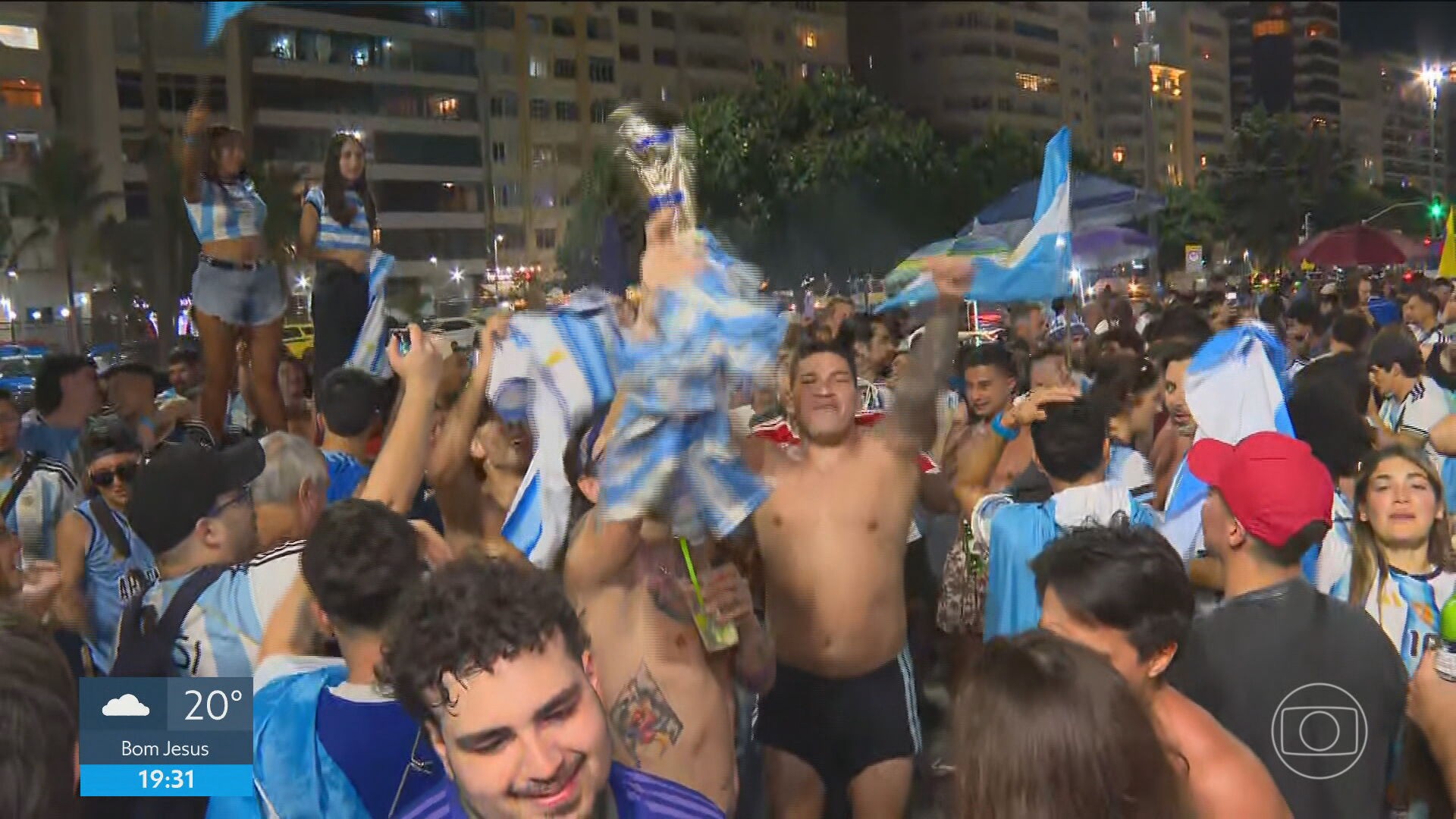 Argentinos comemoram vitória sobre a Inglaterra na Praia de Copacabana