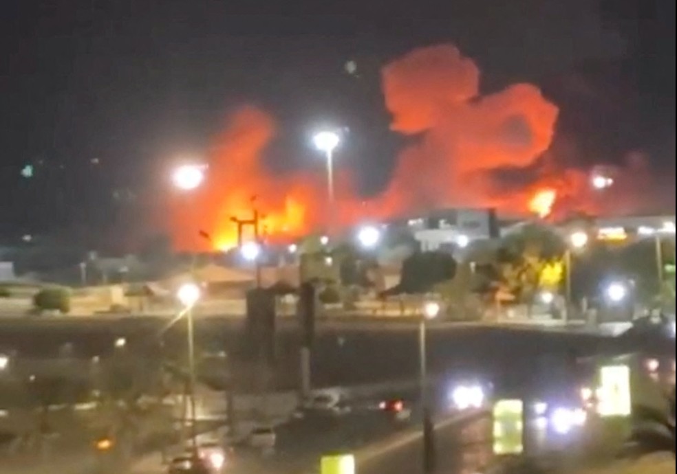 Fumaça e chamas se elevam após uma explosão em Bandar Abbas, província de Hormozgan, Irã, em vídeo de mídia social divulgado em 8 de julho de 2026 — Foto: Redes sociais via REUTERS