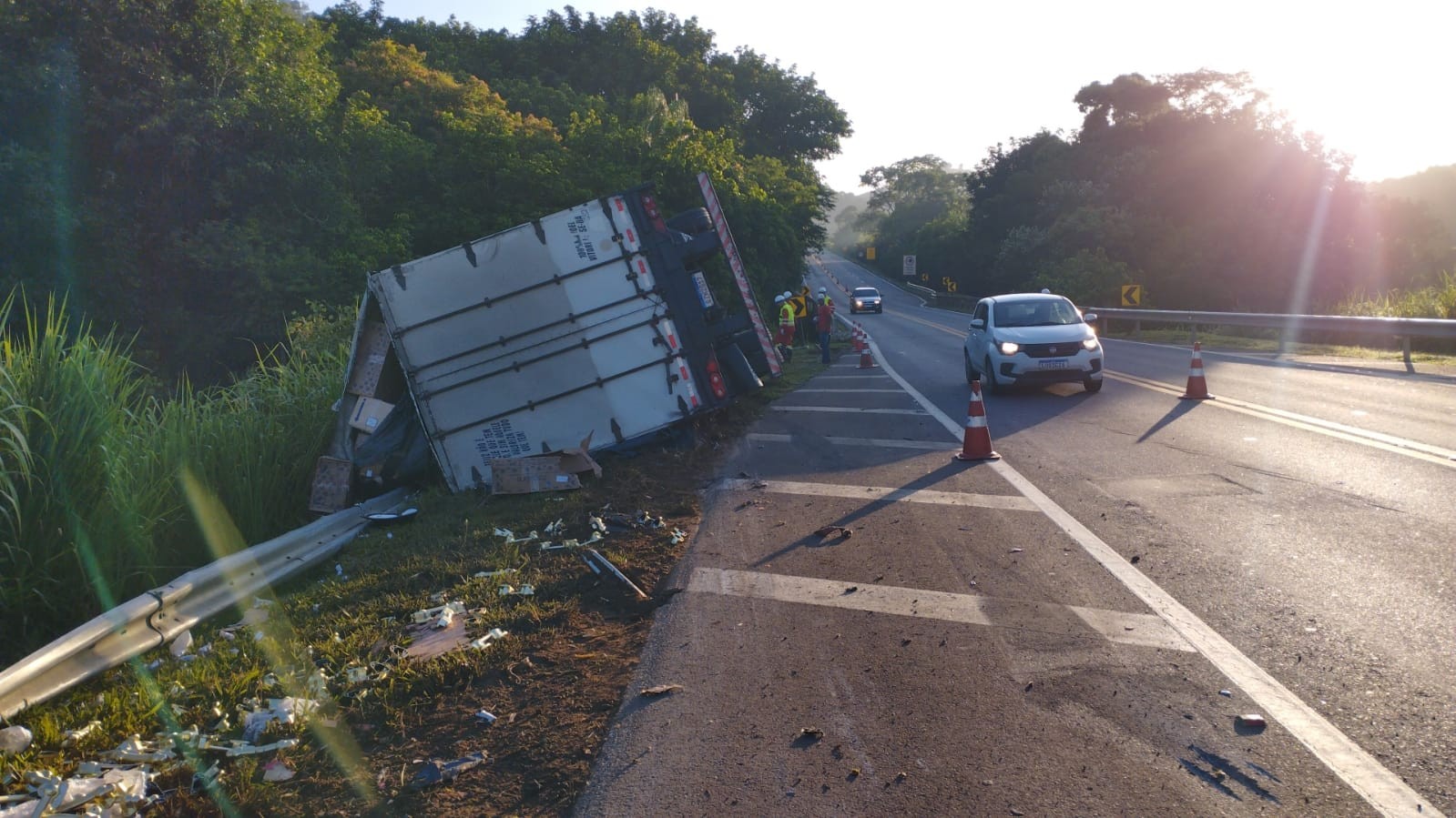 Carreta sai da pista, tomba e motorista morre na BR-116 