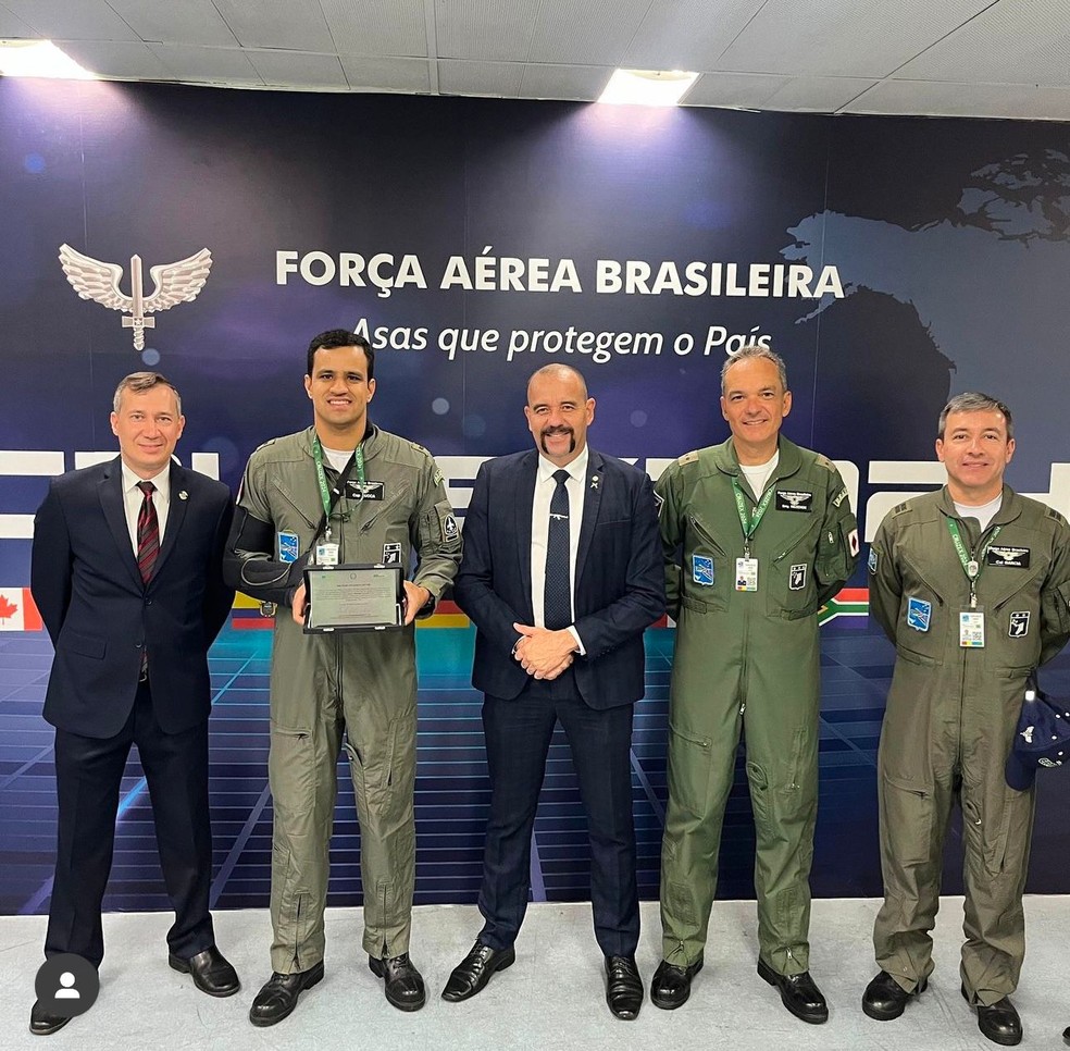 Piloto da FAB recebeu homenagem no encerramento do Cruzex — Foto: Reprodução