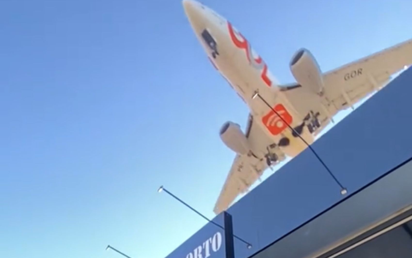Avião assusta ao passar muito perto de bar em Goiânia; vídeo