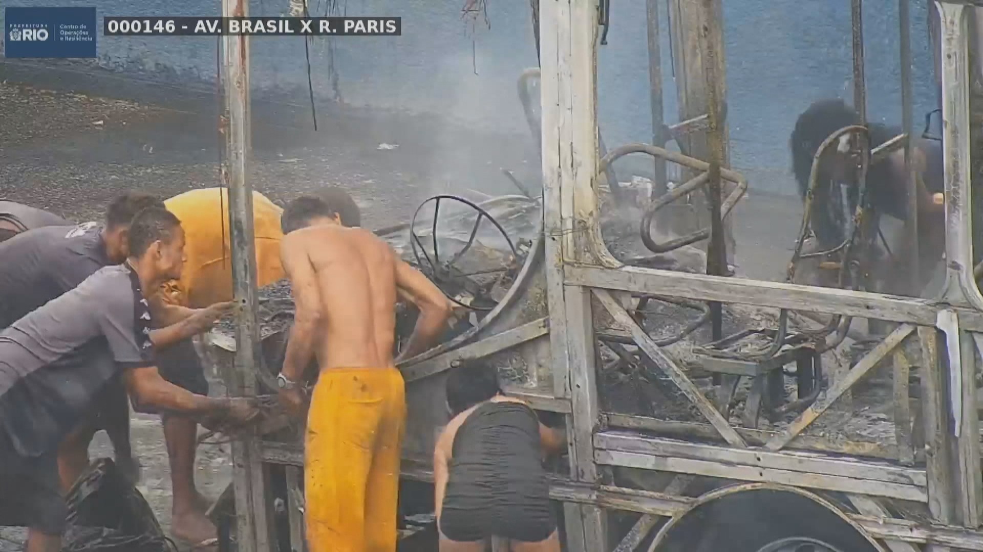 Grupo depena ônibus incendiado na Avenida Brasil enquanto veículo ainda soltava fumaça