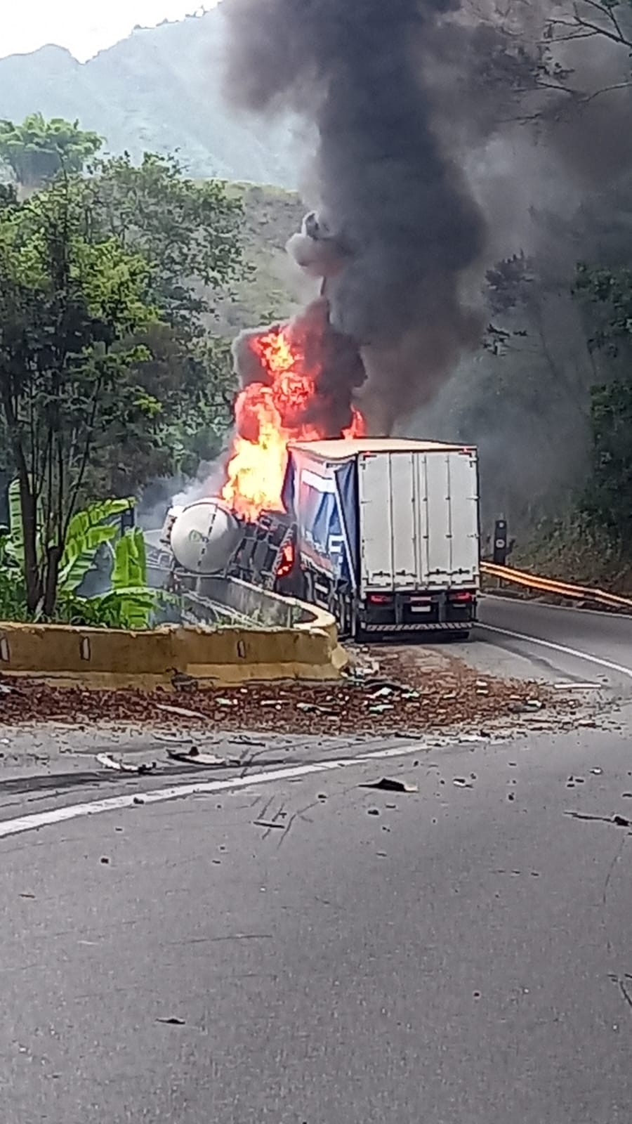 Acidente envolvendo duas carretas interdita pista de decida da Serra das Araras