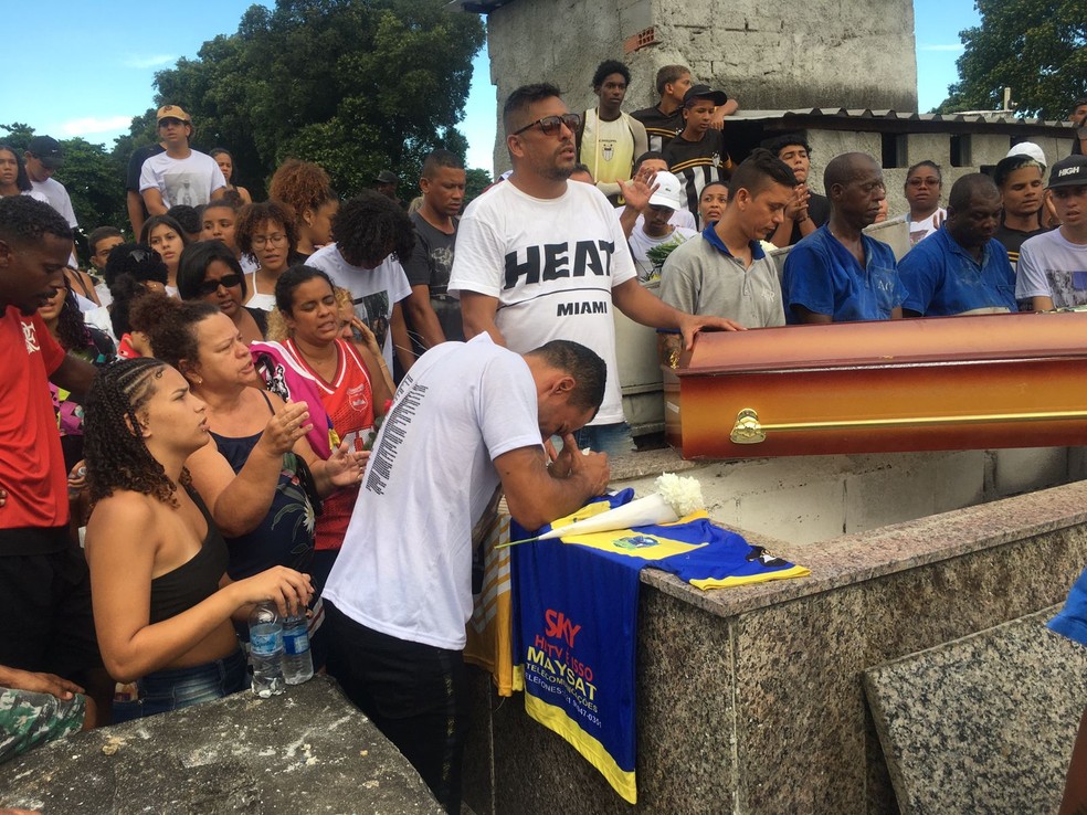 Em despedida de vítima de acidente com ônibus, mãe veste camisa de futebol  que era do filho de 15 anos, Rio de Janeiro