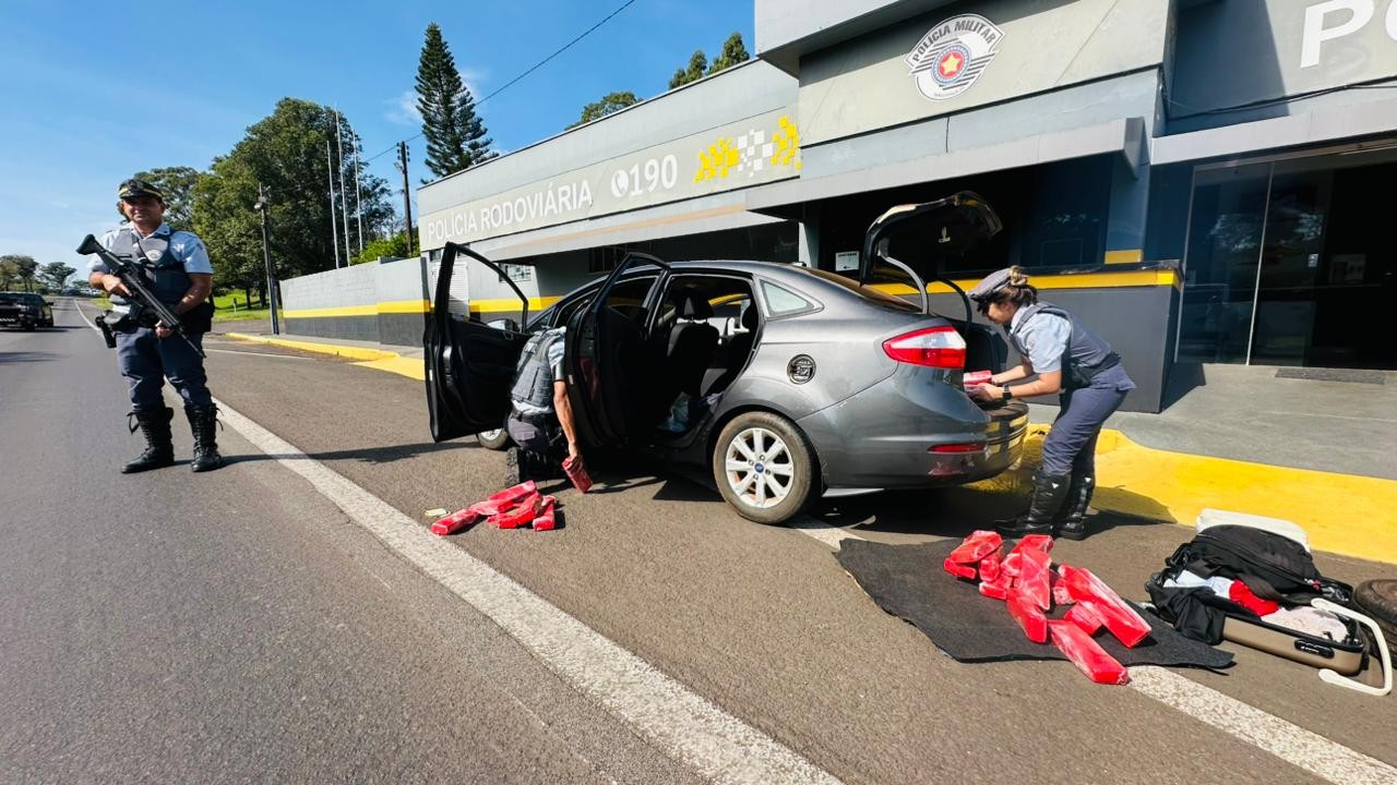 Dupla paraguaia é presa após esconder mais de 100 tabletes de maconha dentro de carro, em Presidente Prudente