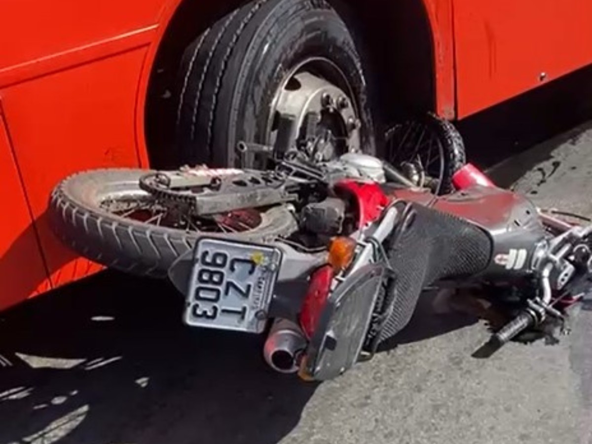 VÍDEO: moto fica presa embaixo de ônibus após batida no Campo Grande, em Campinas