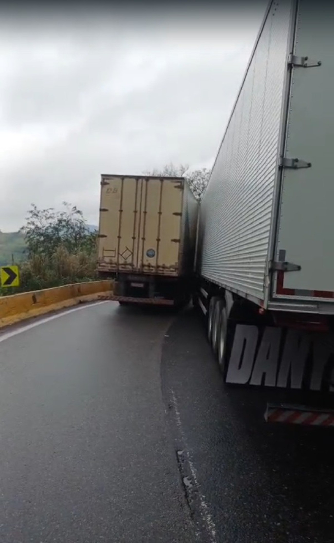 Acidente entre duas carretas causa congestionamento na Via Dutra, em Piraí 