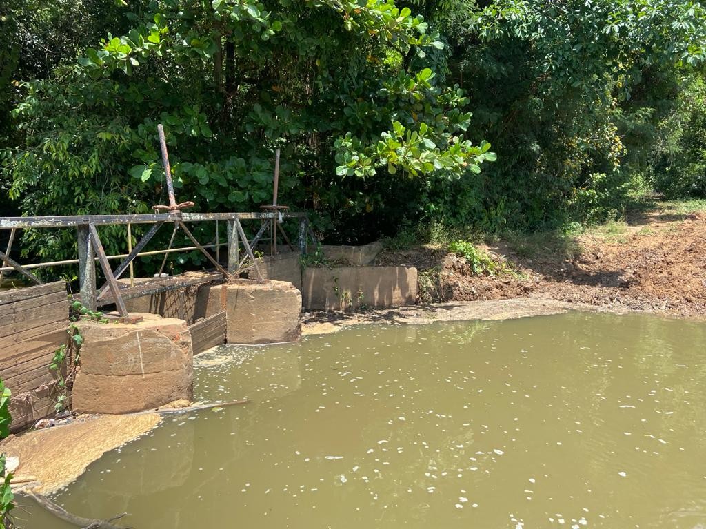 Prefeitura faz limpeza de canal obstruído por lixo na cachoeira do Véu da Noiva, no Rio Piracicaba; veja antes e depois