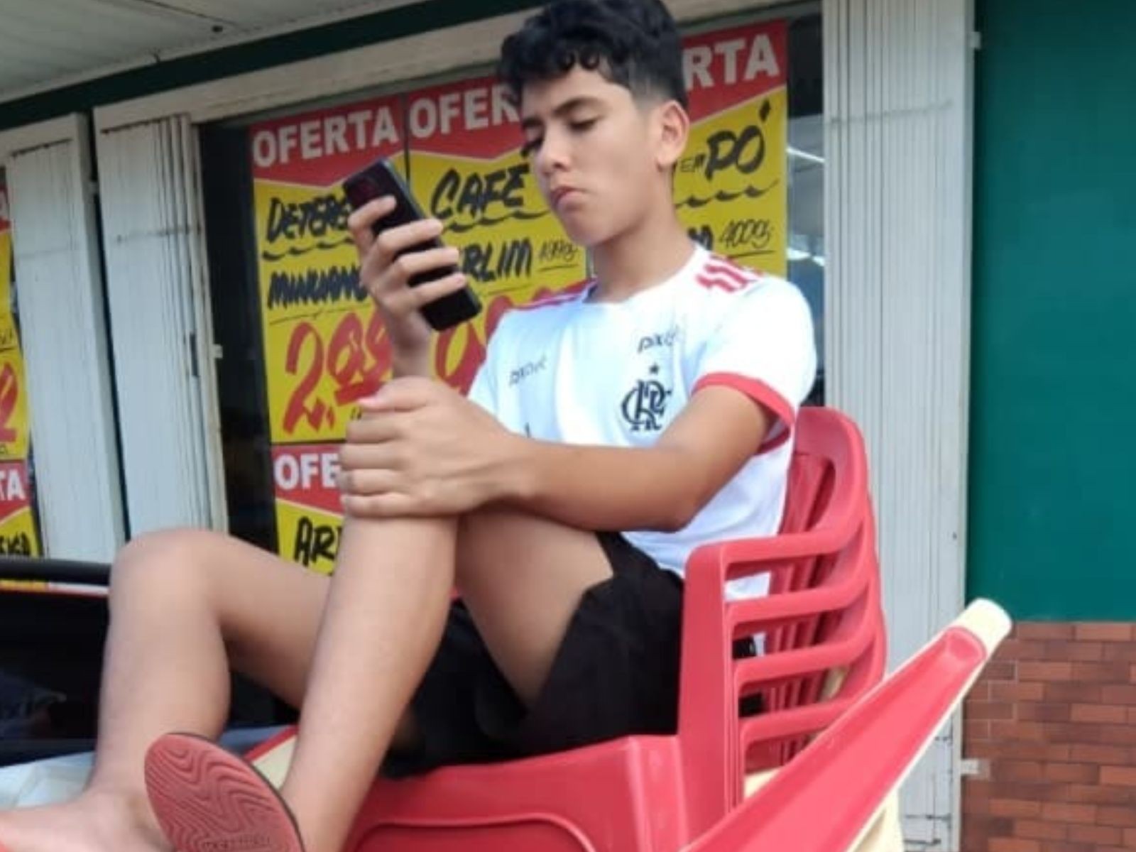 Adolescente atropelado enquanto andava de bicicleta em rodovia no AC deve sair da sedação, diz pai