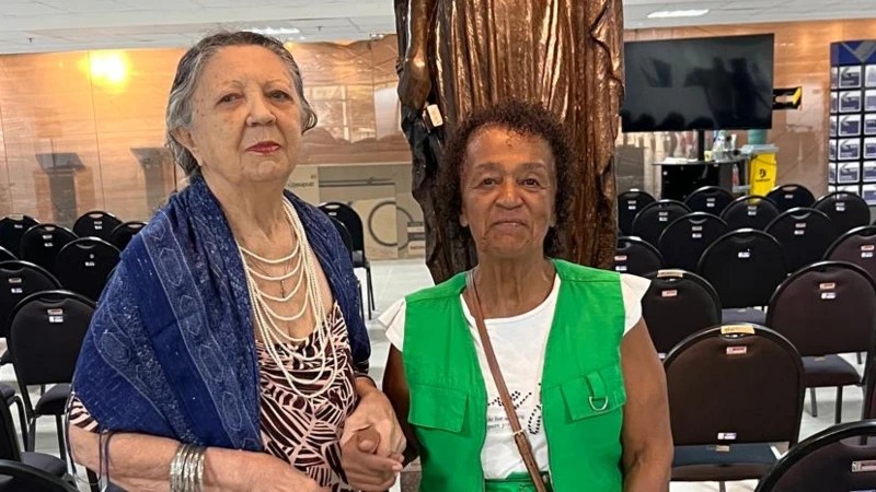 Vida em 'prédio fantasma': as idosas que resistem a demolição de edifício