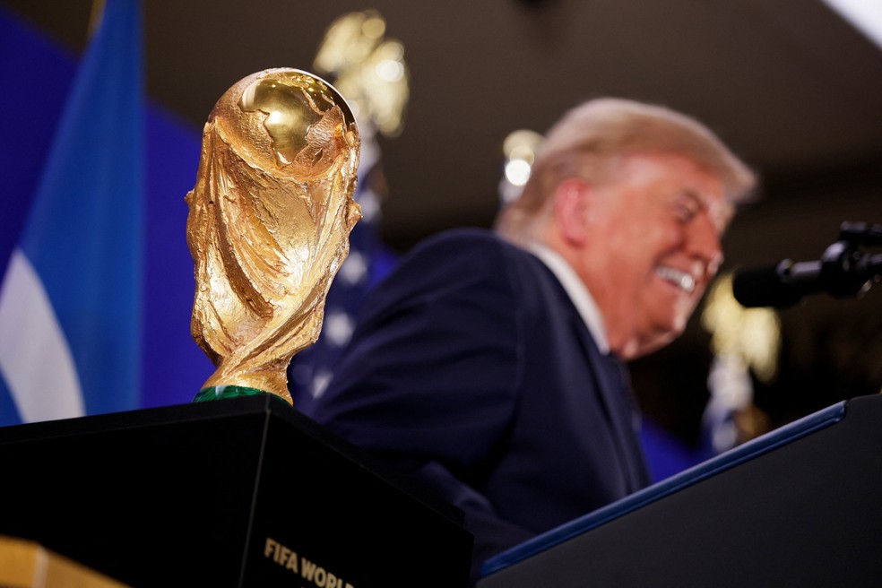 Donald Trump ao lado do troféu da Copa do Mundo durante evento da FIFA na Trump Tower em Nova York, em 17 de julho de 2026. — Foto: Reuters/Evan Vucci