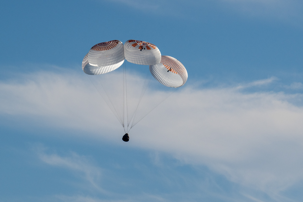 A cápsula SpaceX Dragon pousa perto da costa de Tallahassee com os astronautas da Nasa Nick Hague, Suni Williams, Butch Wilmore e o cosmonauta Aleksandr Gorbunov, em 18 de março de 2025. — Foto: NASA/Keegan Barber/ Handout via REUTERS