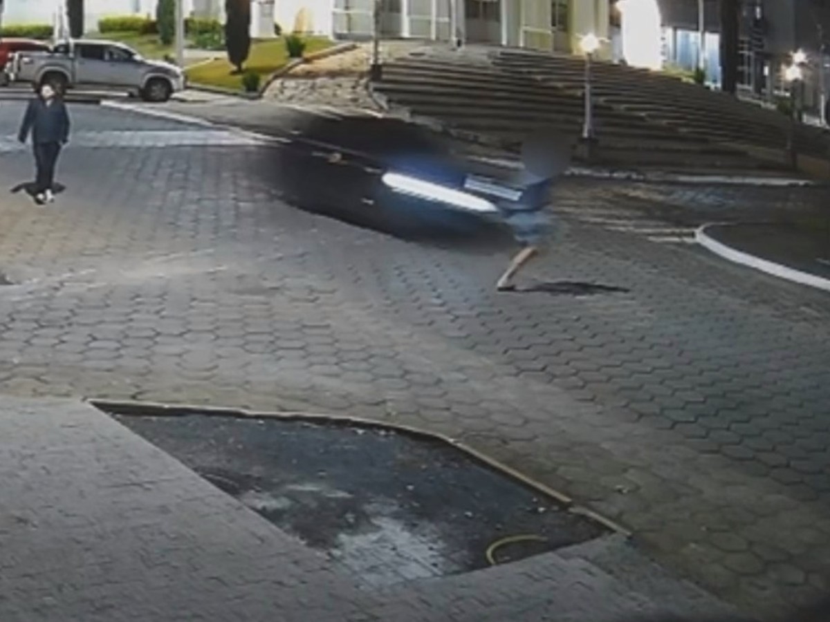 VÍDEO: Jovem autista é atropelado ao atravessar rua até trailer onde faria lanche com família