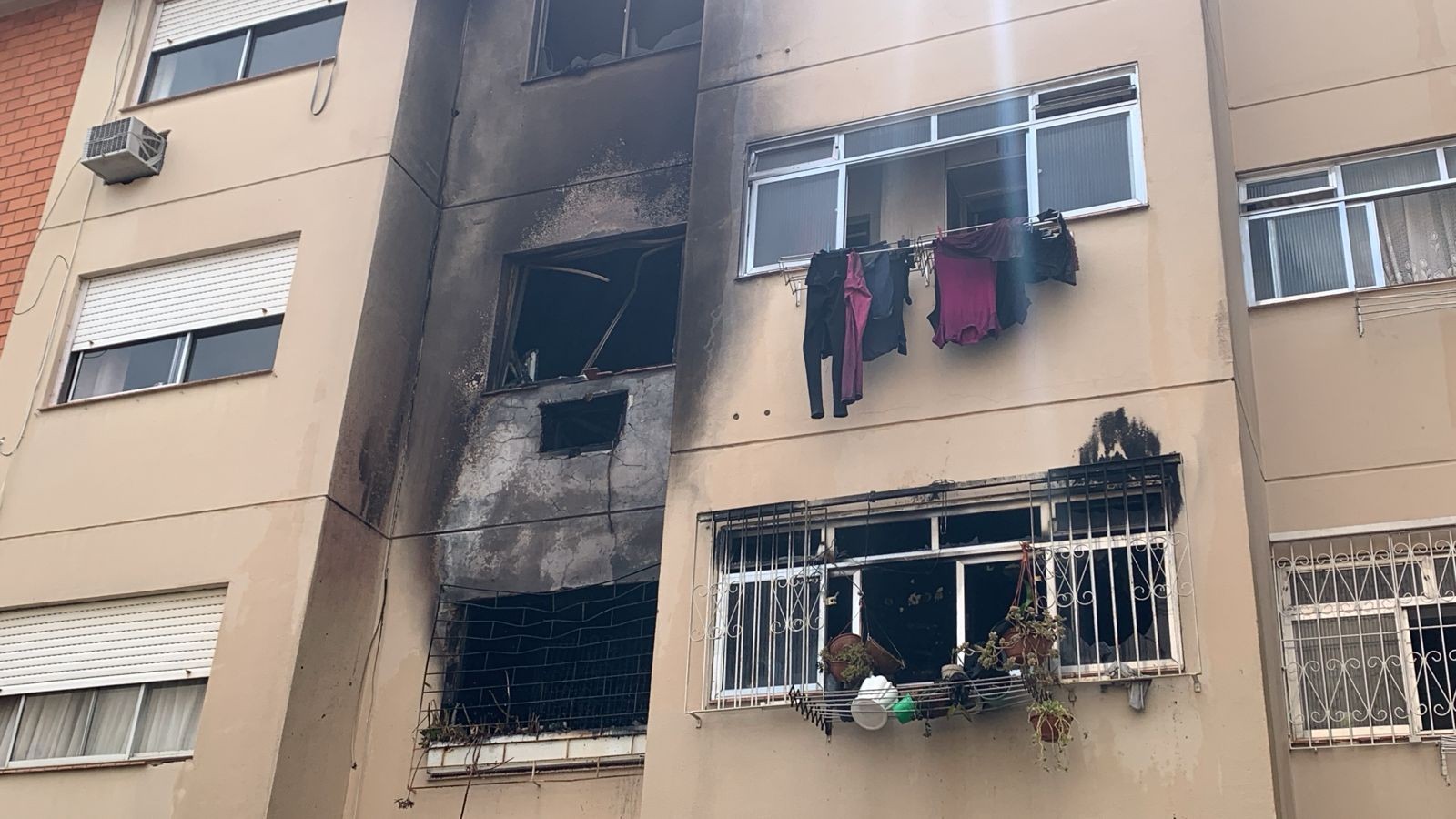 Incêndio atinge prédio residencial de quatro andares em Porto Alegre; fogo teria começado com vela usada em oração