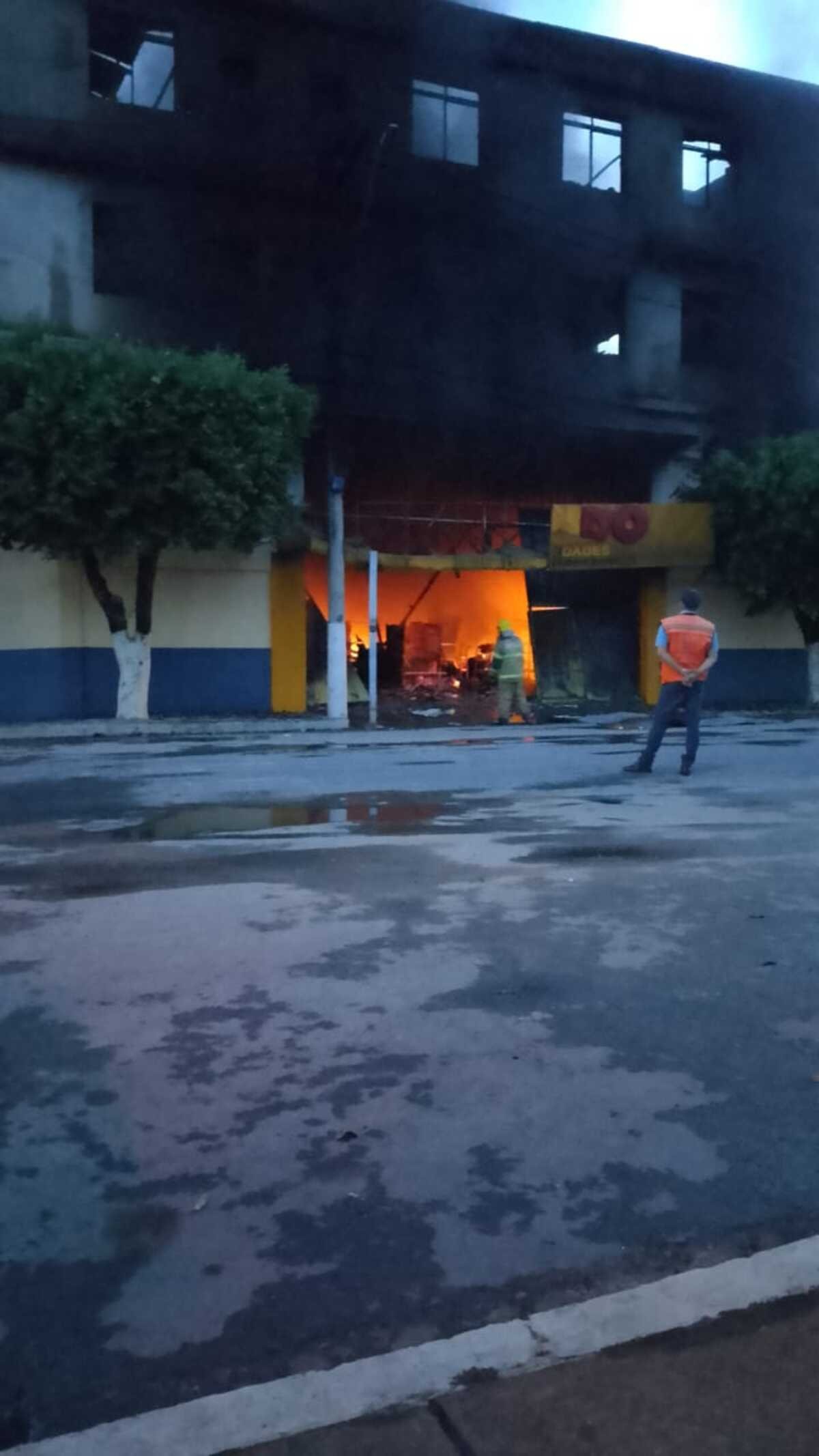 Incêndio destrói loja de variedades no Centro de Várzea da Palma; VÍDEO