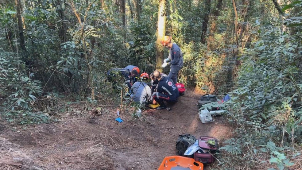 Ciclista morreu após se desequilibrar em trilha da Serra do Japi — Foto: Régis Rosa / TV TEM