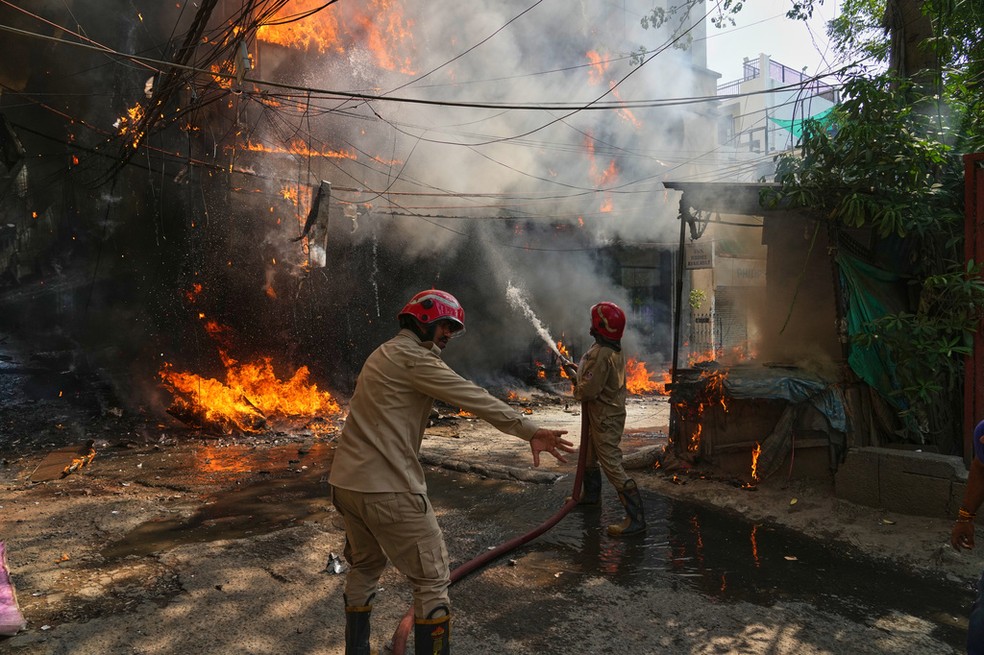 Bombeiros apagam um incêndio em um hotel em Nova Délhi, Índia, na quarta-feira, 3 de junho de 2026. — Foto: AP Photo/Manish Swarup