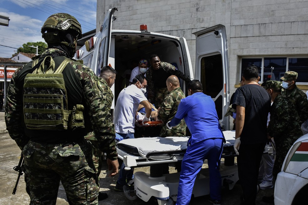 Segundo a AFP, o Exército colombiano publicou na rede social X que o ELN usou 'artefatos explosivos improvisados na ação terrorista' — Foto: Daniel Martinez/AFP