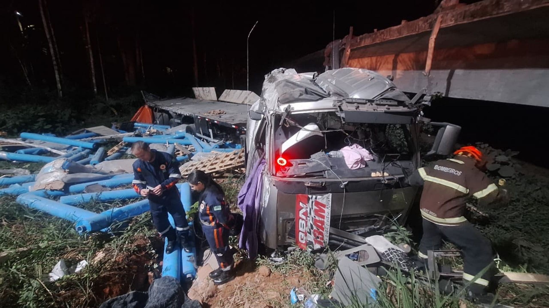 Caminhão cai de ribanceira e mulher morre ao ser arremessada na BR-262, no ES