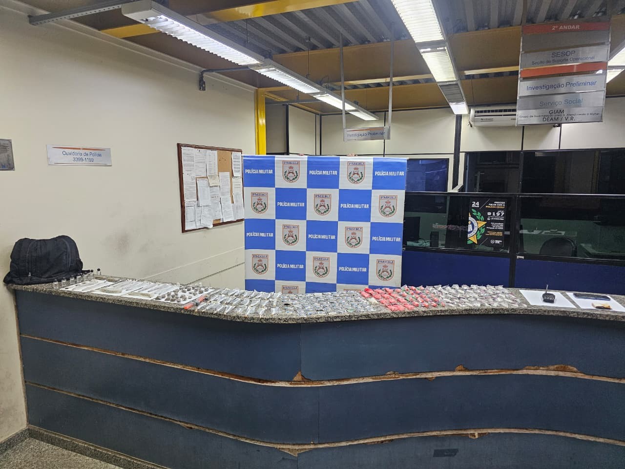 Jovem é presa por suspeita de tráfico de drogas em Barra Mansa