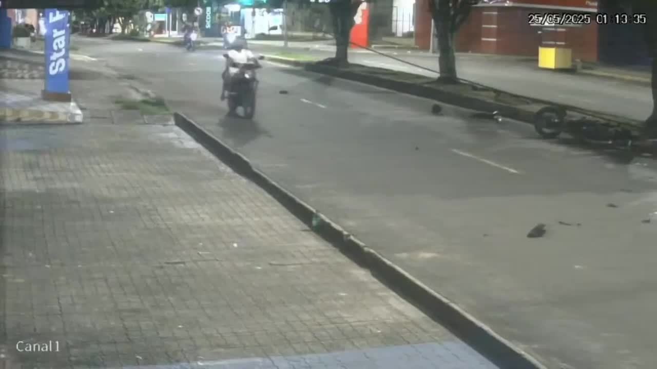 VÍDEO: Dois motociclistas morrem após um deles invadir contramão e causar colisão frontal no AM
