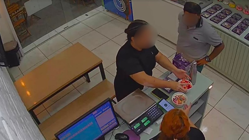 Motorista de app foi filmado comprando açaí e pagando com cartão esquecido por passageira dentro de veículo. — Foto: Reprodução