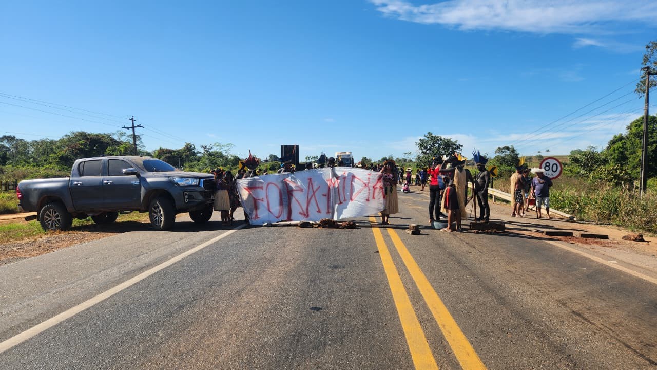 Indígenas bloqueiam trecho da BR-364 para cobrar melhorias na saúde em aldeias de RO