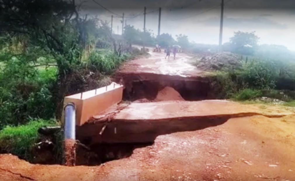 Após fortes chuvas, ponte racha e dificulta deslocamento de moradores em comunidade no sudoeste da Bahia