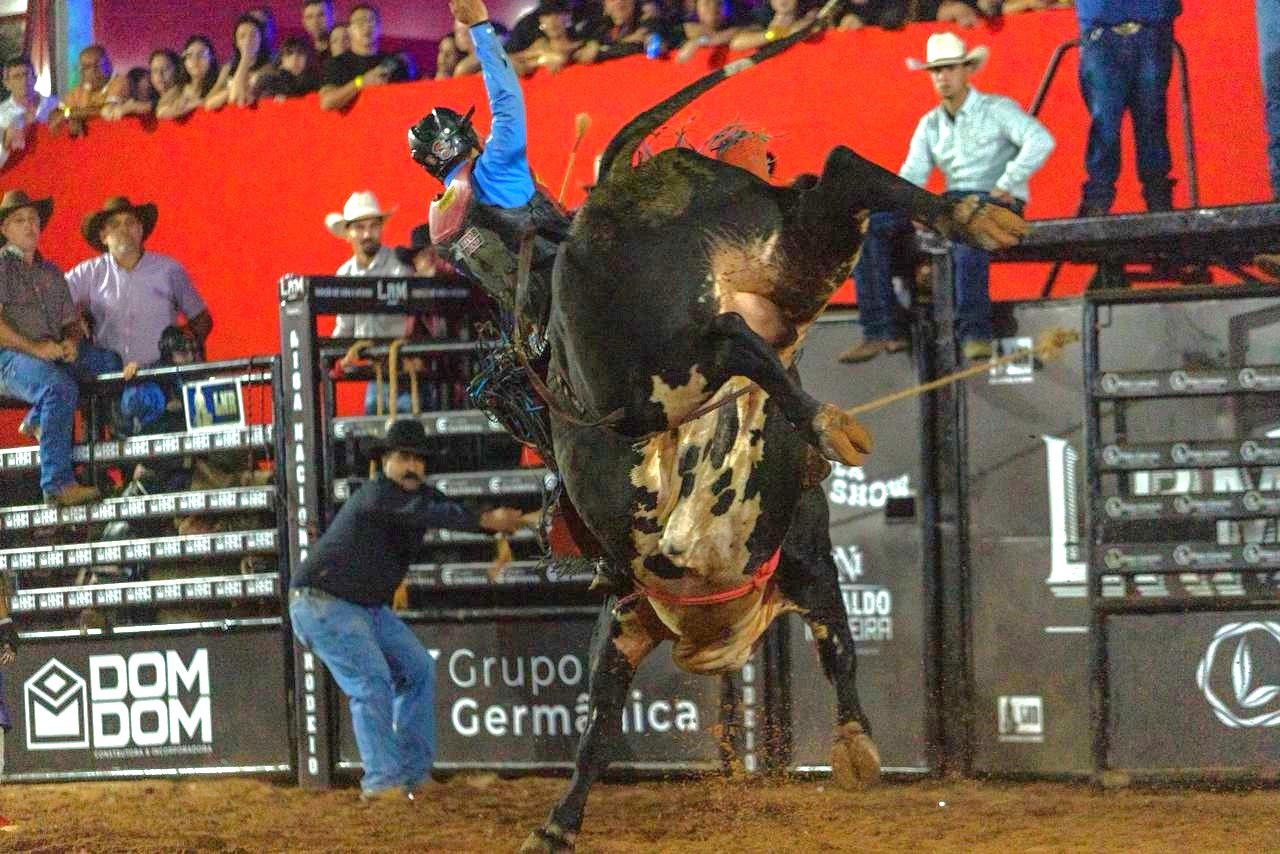 Peão se equilibra no touro em prova de montaria do Limeira Rodeo Music 2026 — Foto: Thomaz Marostegan/g1