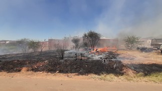 Incêndio no Bairro Bomba assusta população e provoca correria em Picos — Foto: Antônio Rocha/ TV Clube