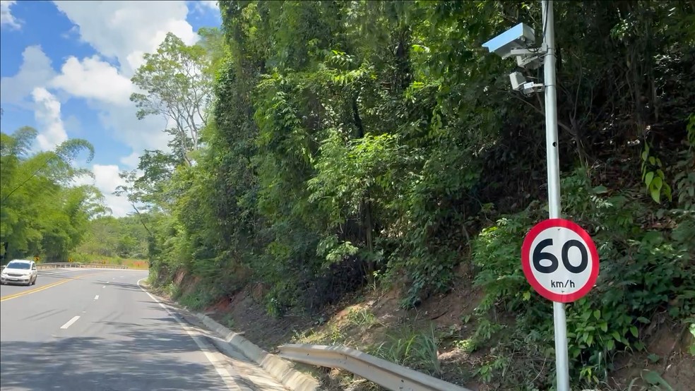 Radar de fiscalização eletrônica de 60 km/h reinstalado a cerca de 500 metros antes do ponto do acidente — Foto: Jerry Santos/Inter TV dos Vales