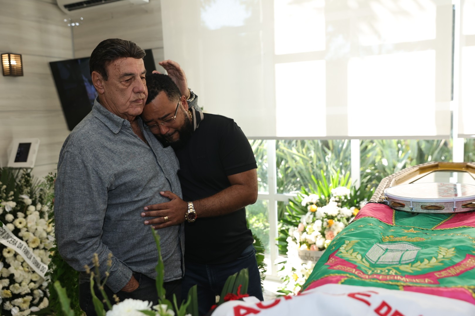 Corpo de Bira Presidente, fundador do Cacique de Ramos e do Fundo de Quintal, é enterrado no Rio