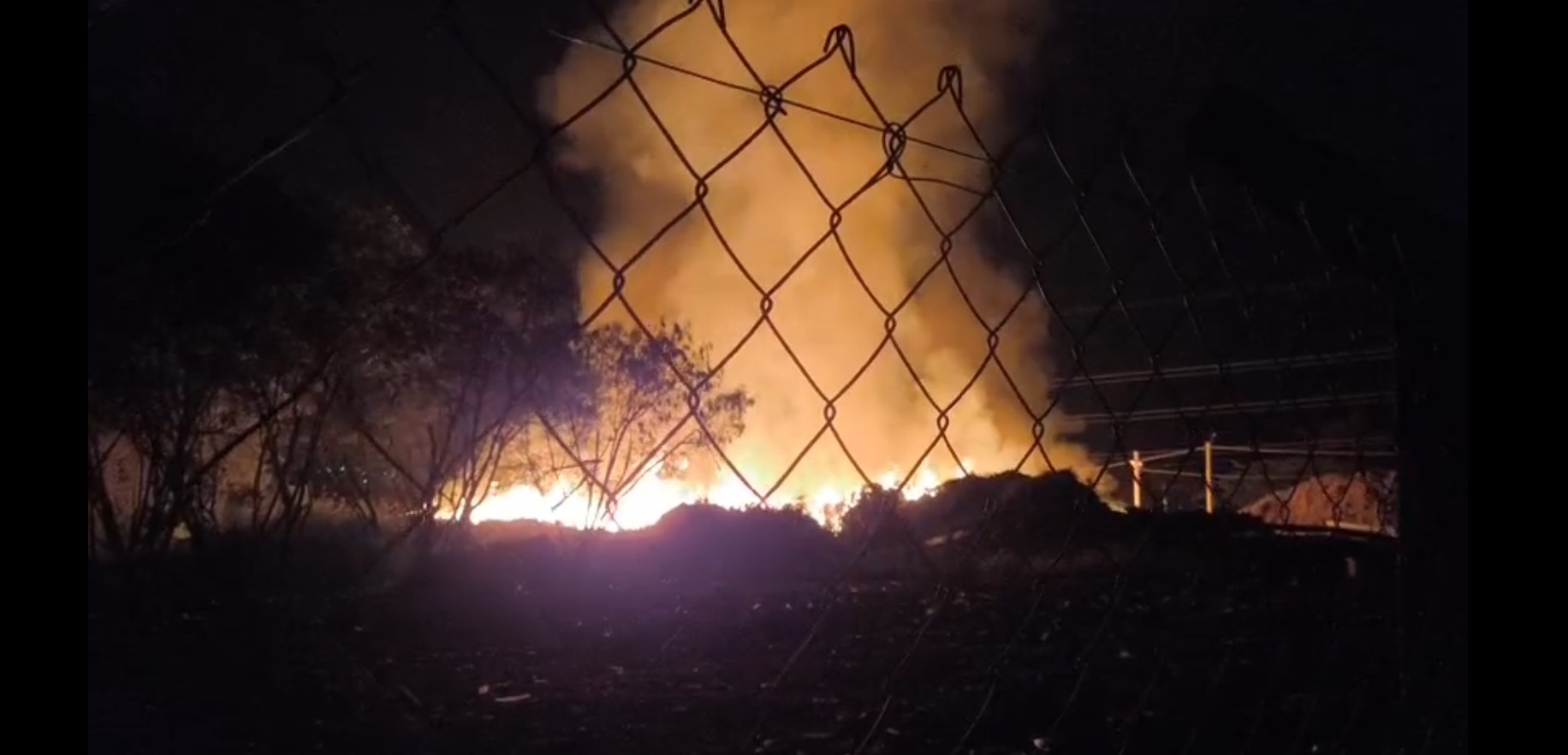 Incêndio atinge ecoponto, mobiliza bombeiros e levanta fumaça em Piracicaba