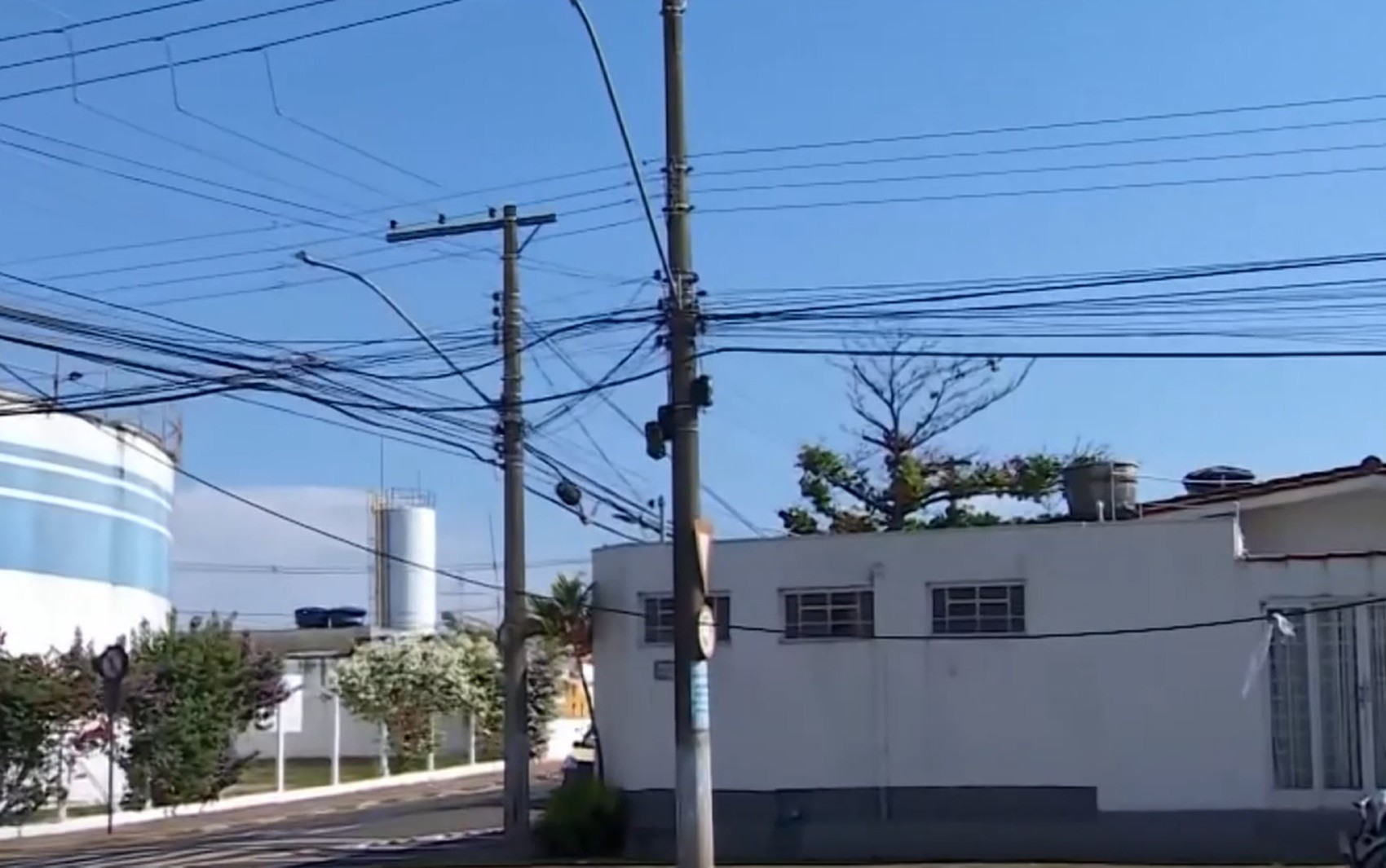 Prefeitura notifica empresas de telecomunicações por fiação solta e emaranhada em São Sebastião do Paraíso, MG