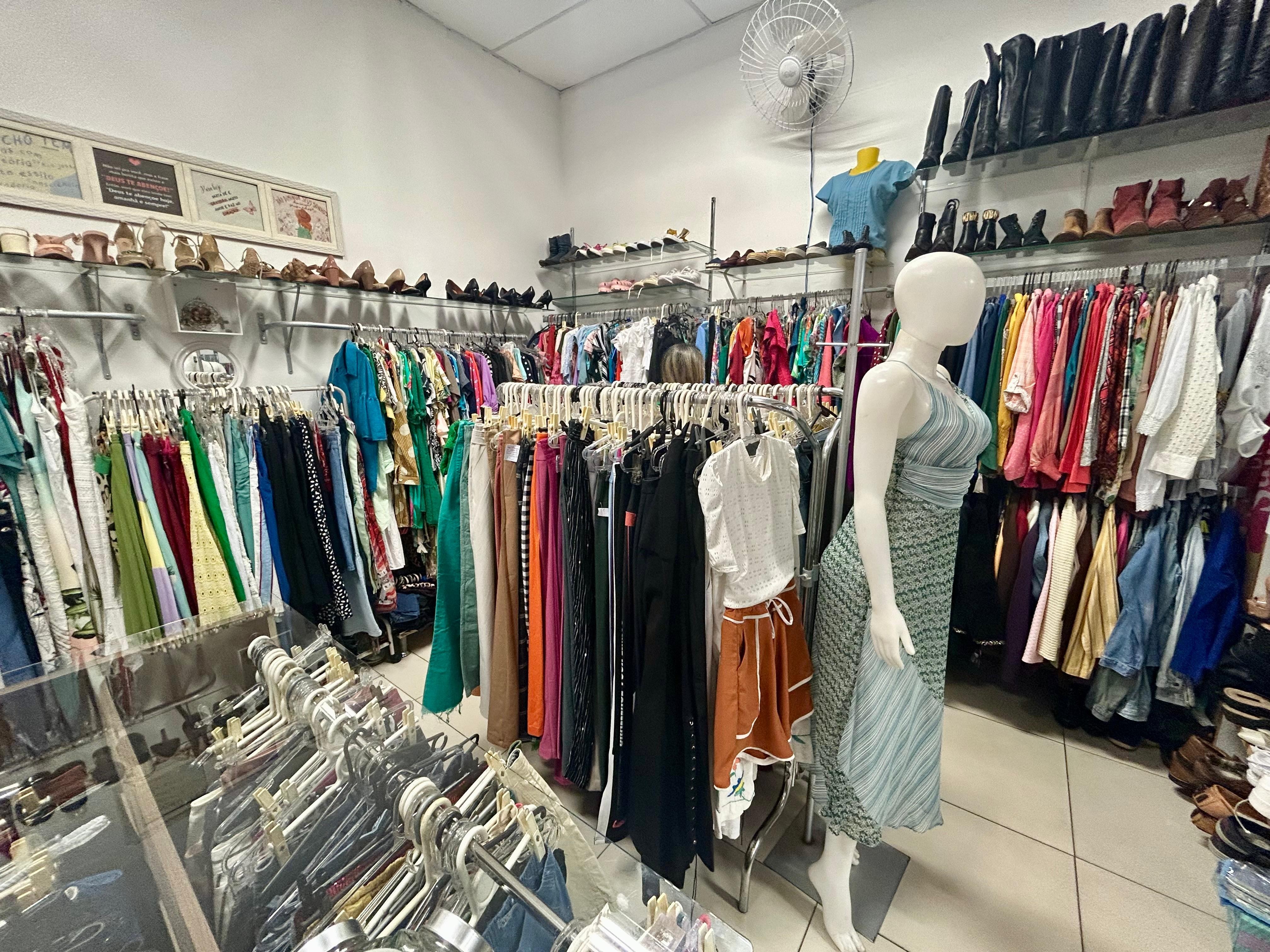 De branco e sem gastar muito: brechós viram alternativa para quem quer roupa nova no Réveillon em Belém