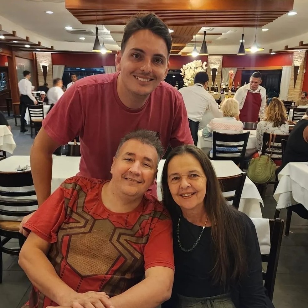 Família se reuniu em um restaurante em Santos e o homem com autismo pagou a conta — Foto: Arquivo Pessoal