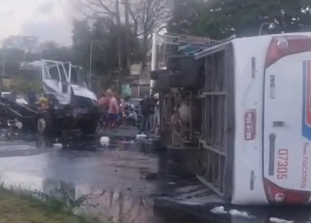 Caminhão desgovernado atravessa pista, acerta ônibus e deixa ao menos 9 feridos na rodovia PE-15; VÍDEO