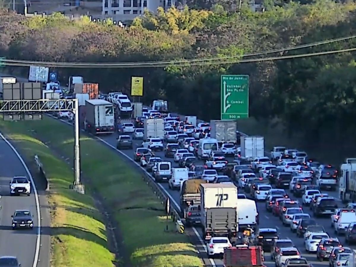 Batida entre carro e caminhão provoca 4 km de congestionamento na Rodovia D.  Pedro I, em Campinas