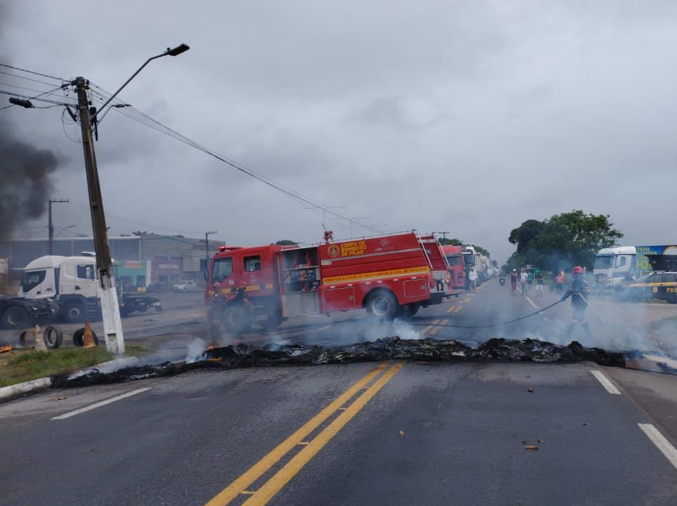 Manifestantes protestam contra falta de água e bloqueiam trecho da BR-316 em Pilar, AL