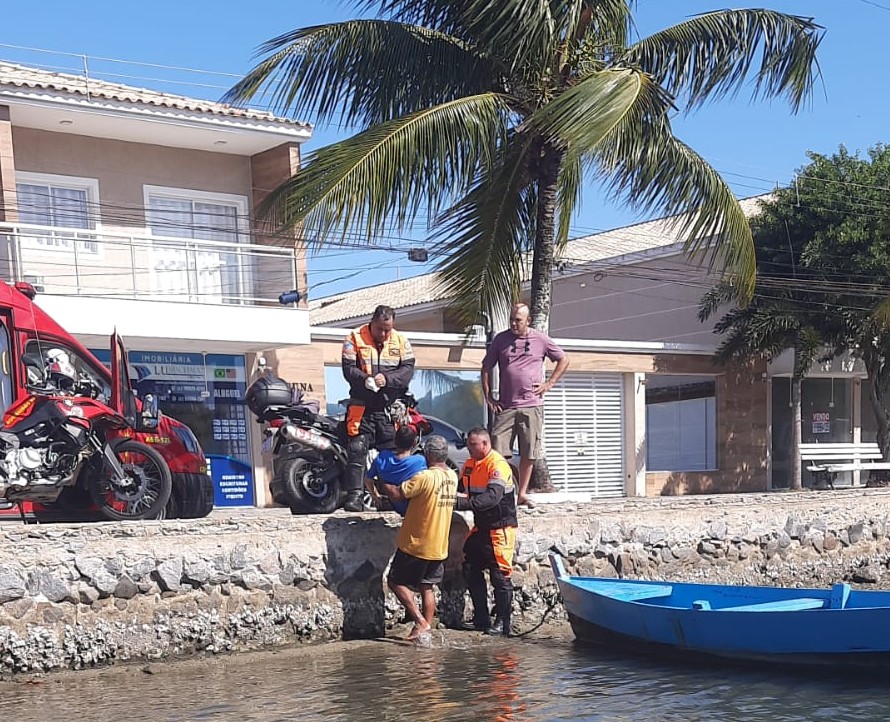 Homem é resgatado em meio à correnteza no Canal do Itajuru, em Cabo Frio