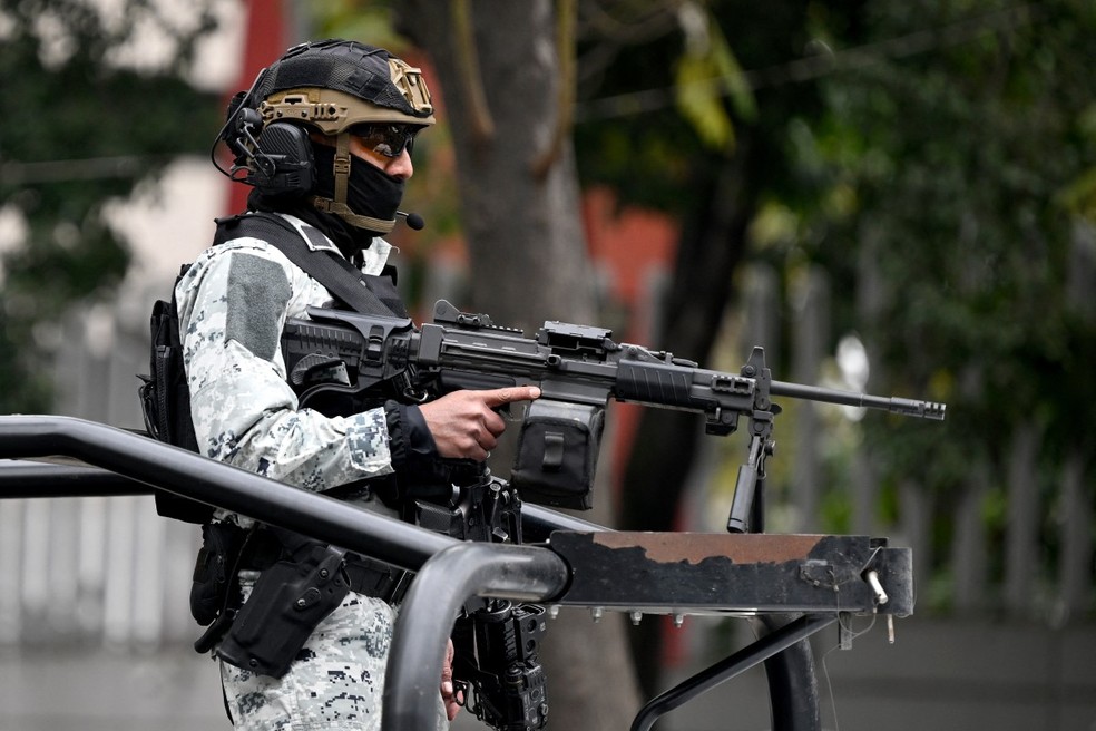 Um militar das forças especiais da Guarda Nacional do México faz guarda sobre um veículo em frente à sede da Promotoria Especializada em Crime Organizado (FEMDO), na Cidade do México, em 22 de fevereiro de 2026. — Foto: ALFREDO ESTRELLA / AFP
