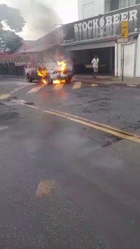 VÍDEO: carro pega fogo, desce rua sem motorista e é bloqueado com pedras colocadas por moradores