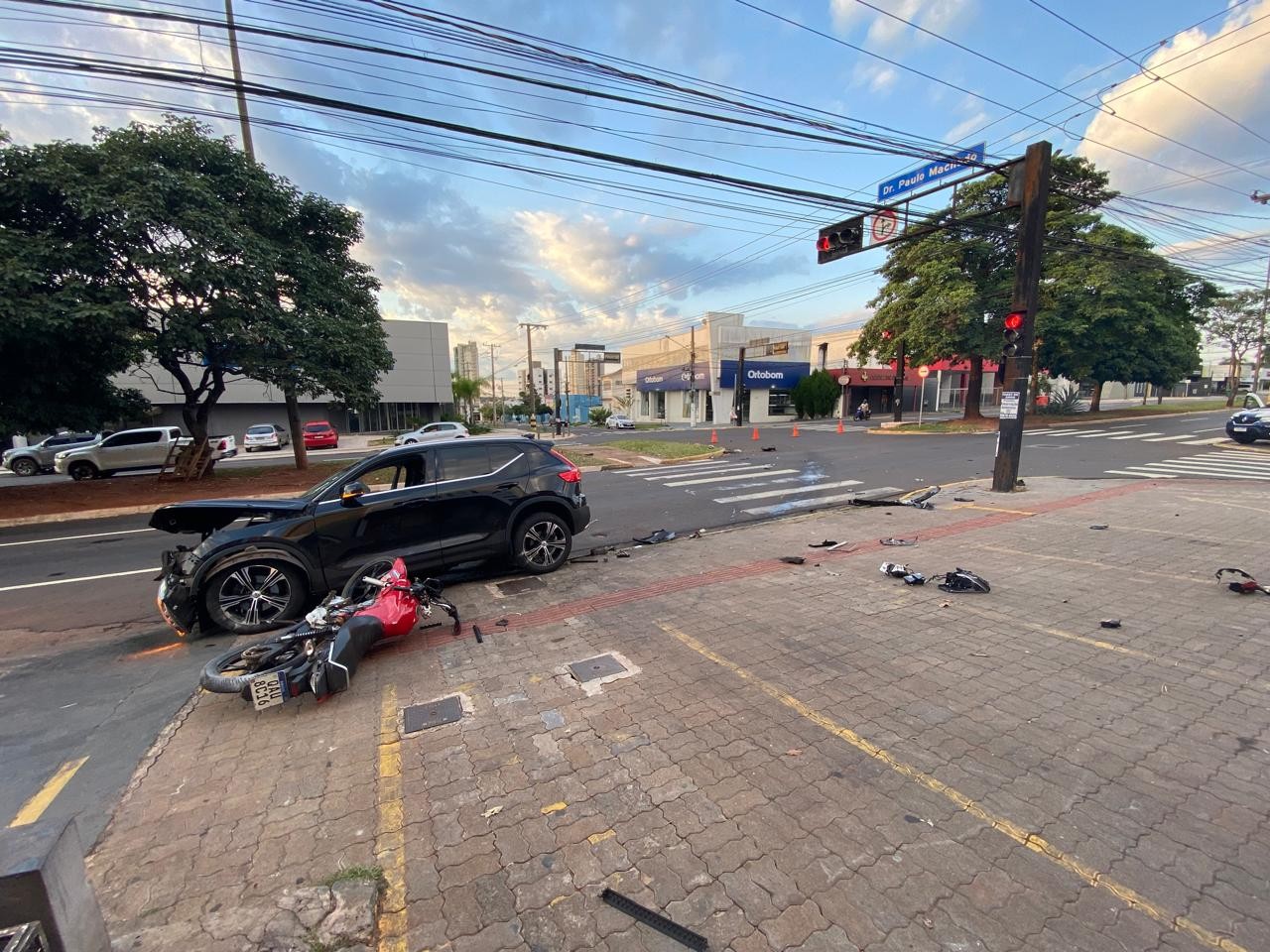 VÍDEO: Motociclista é socorrido em estado grave após colisão e condutor de veículo é preso em flagrante 