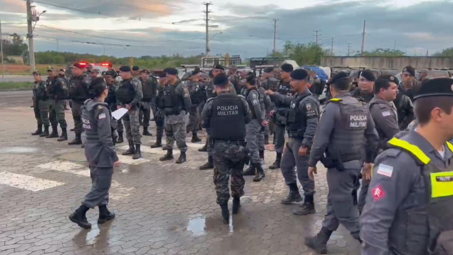 Após ataques com mortos e feridos, polícia faz operação em Vila Velha e apreende drogas e metralhadoras