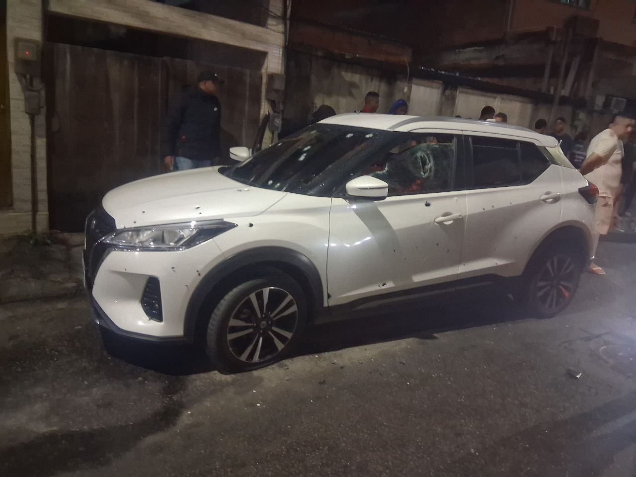 Mãe e filha são baleadas em ataque  em Jacarepaguá; carro ficou fuzilado