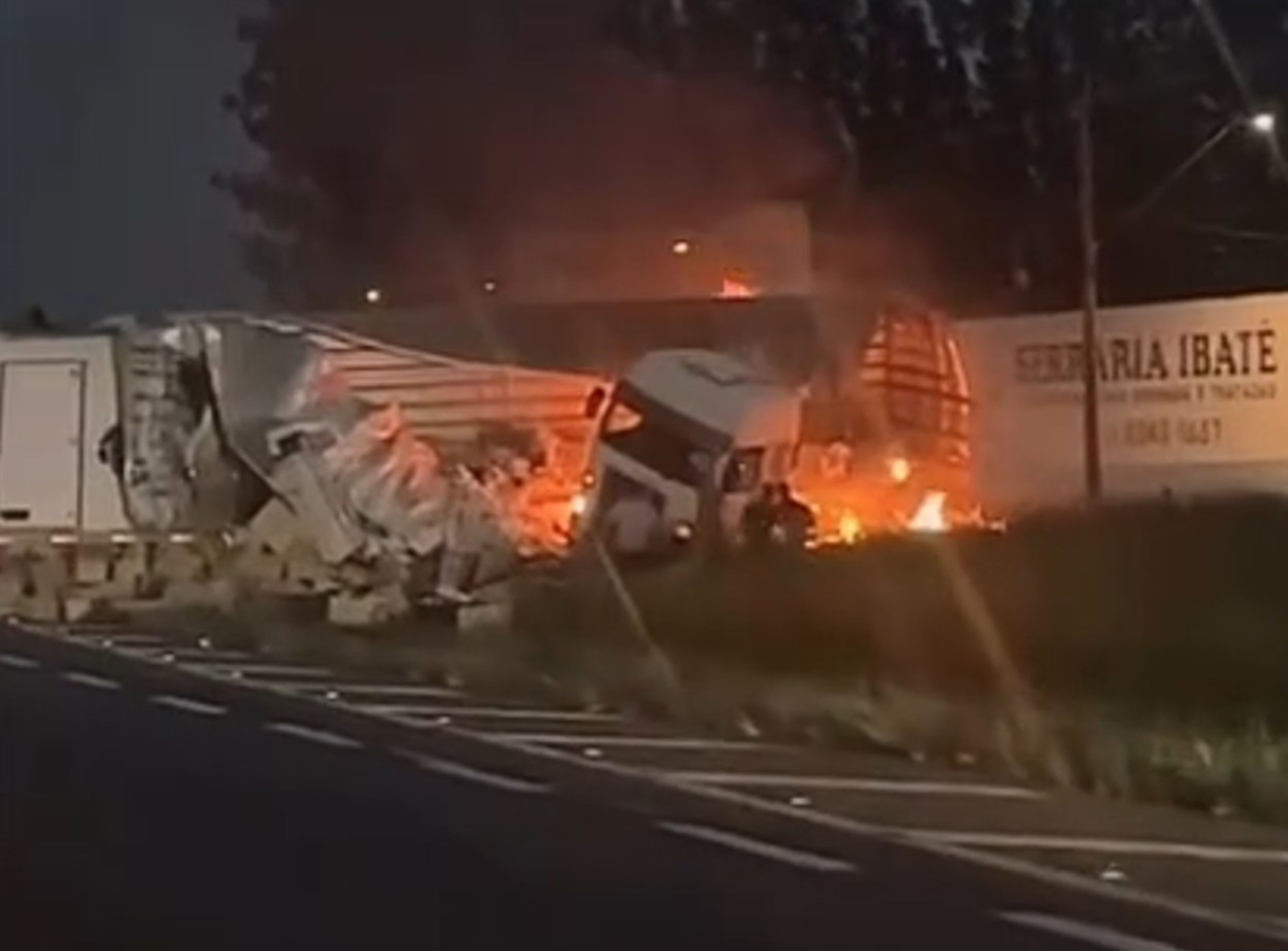 VÍDEO: grave acidente com caminhões interdita a Rodovia Washington Luís no interior de SP