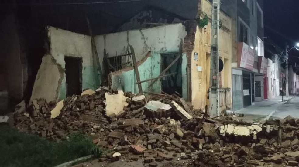 Casa estava abandonada há algum tempo, conforme Corpo de Bombeiros — Foto: Divulgação
